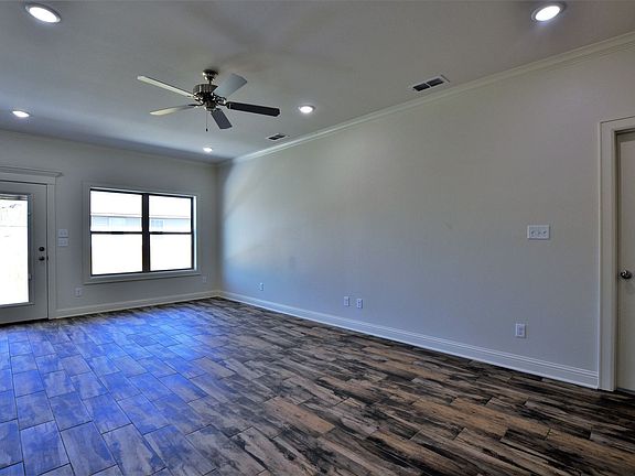 3rd image of 829 Lindsey Ln