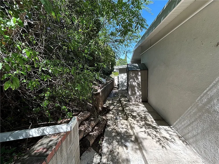 24010 Hatteras St — Photo 25