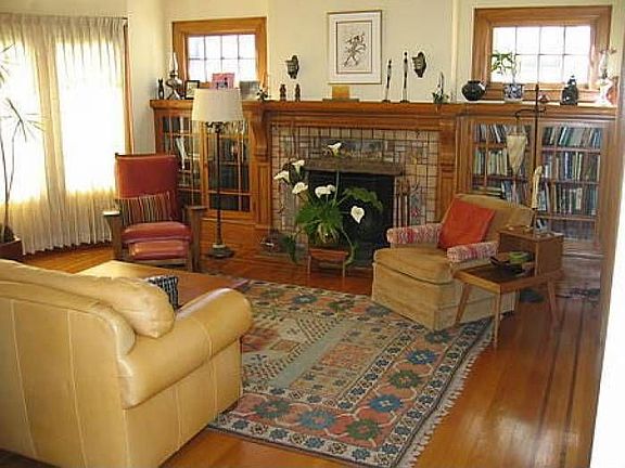Living room w/ fireplac