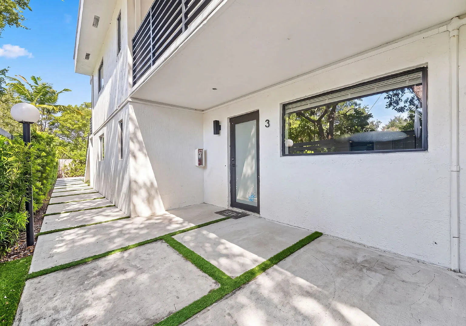 2 bed, 1.0 bath, 850 sqft, $2,400 — Photo 1
