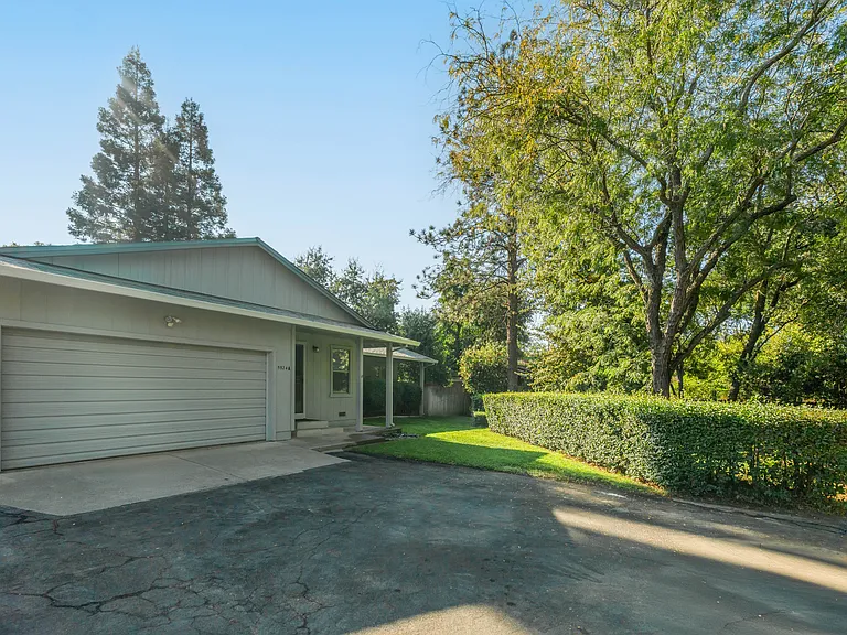 El Camino Duplexes — Photo 23