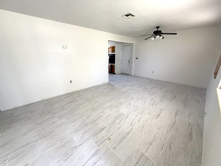 305 W Alma Dr — Photo 2