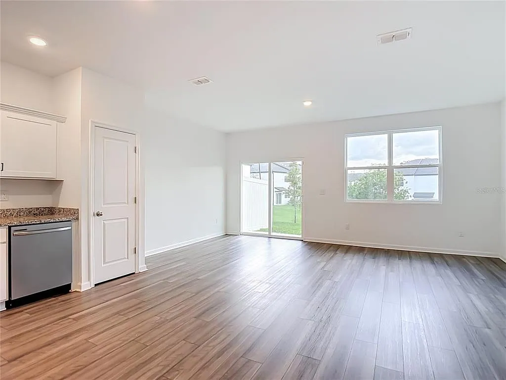 3 bed, 2.5 bath, 1386 sqft, $2,000 — Photo 4