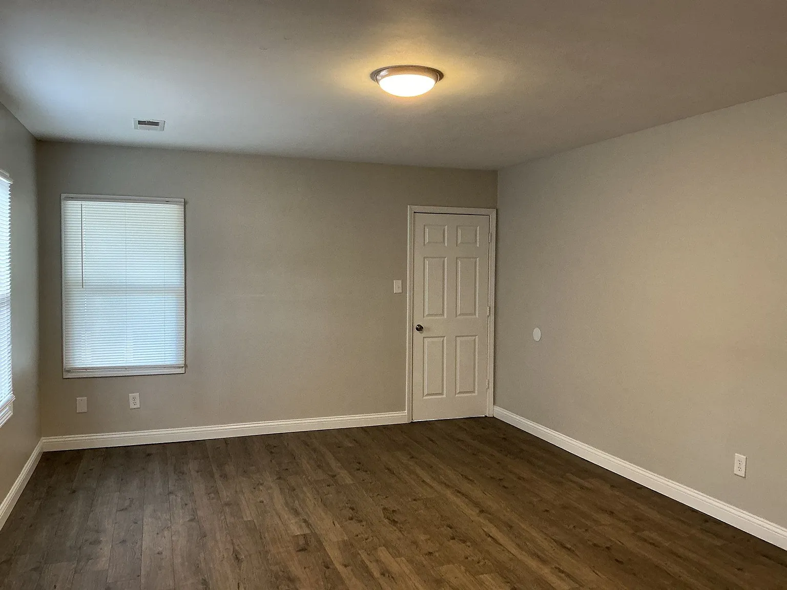 2 bed, 1044 sqft, $1,350 — Photo 4