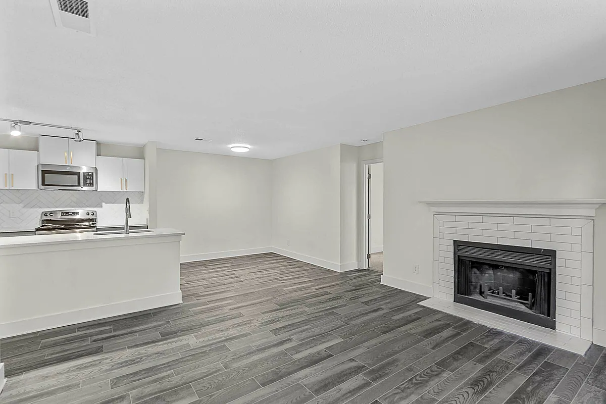 Building Photo - Avana Lake Lynn