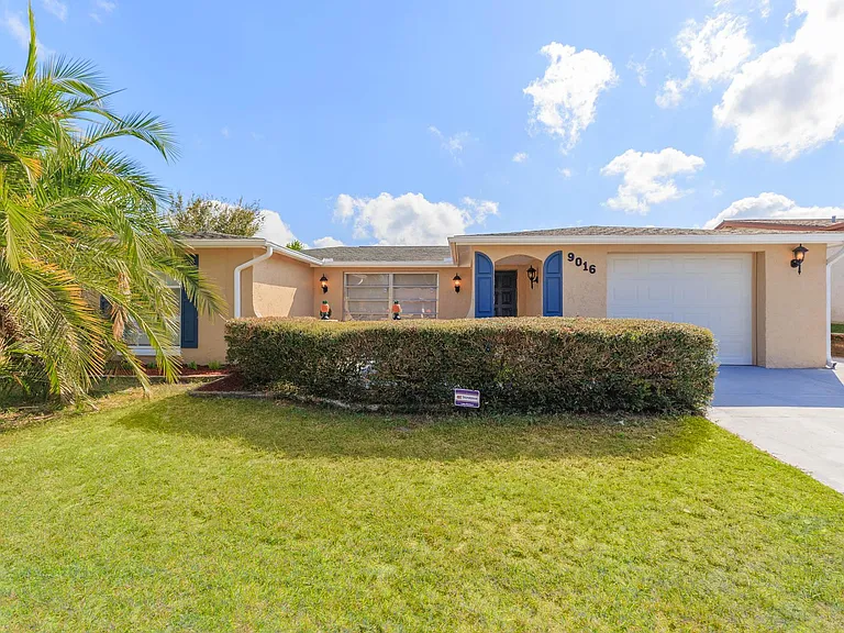 9016 Hunt Club Ln — Photo 3