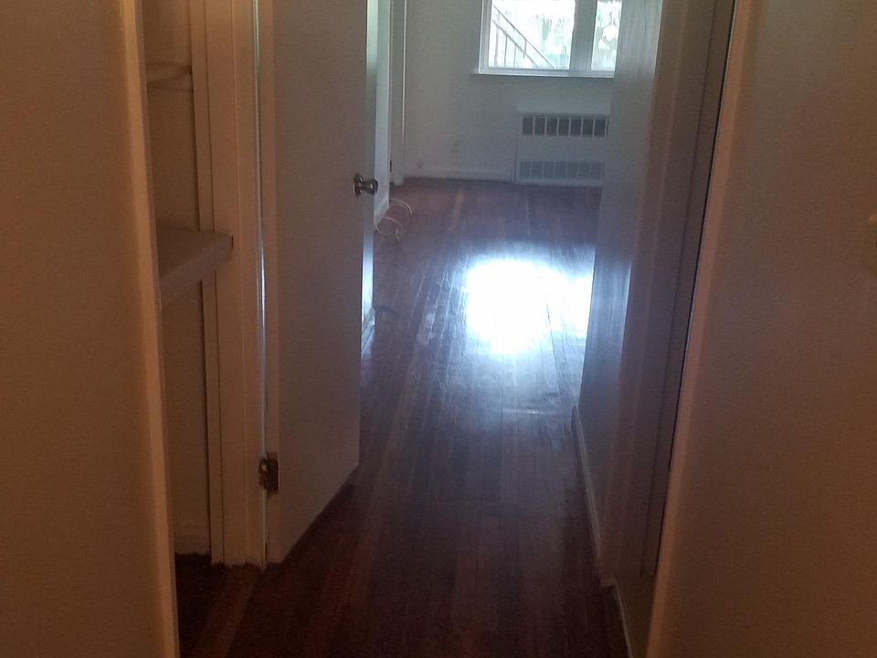 Hall to the livingroom