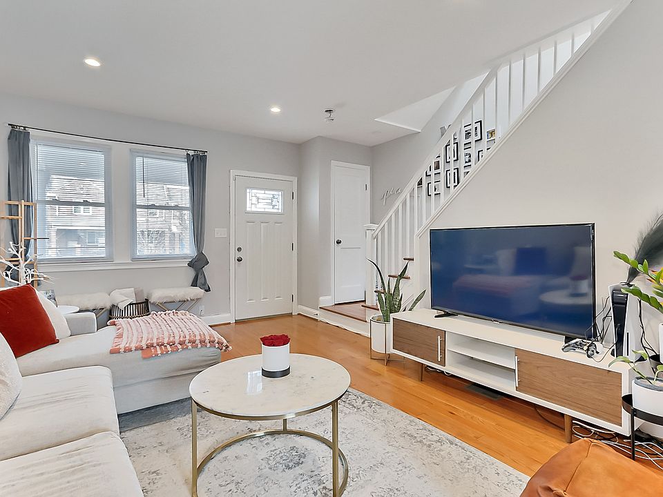 Living Room. Some of the decor may change at time of rental.