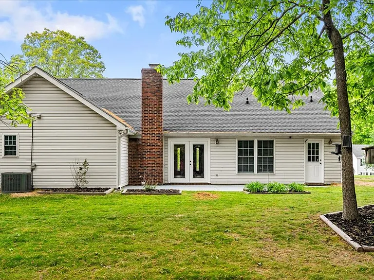 3011 Colony Dr — Photo 6