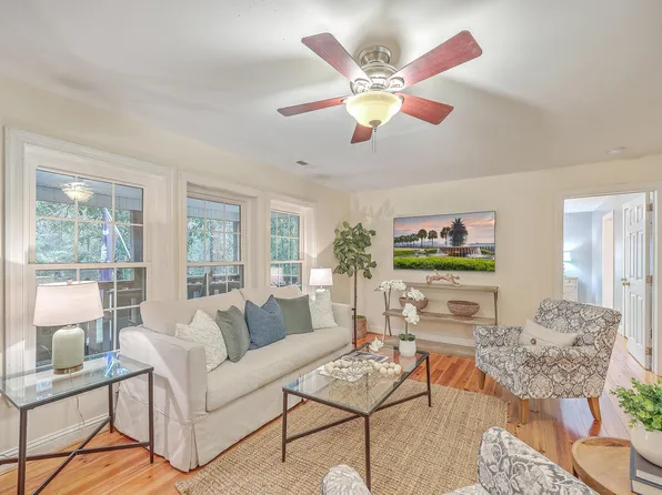 930 Crawford Dr, Edisto Island, SC 29438