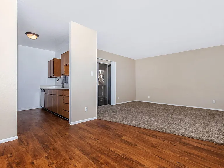 Broadway Proper Apartment ** One Month Free**W/D Included — Photo 15