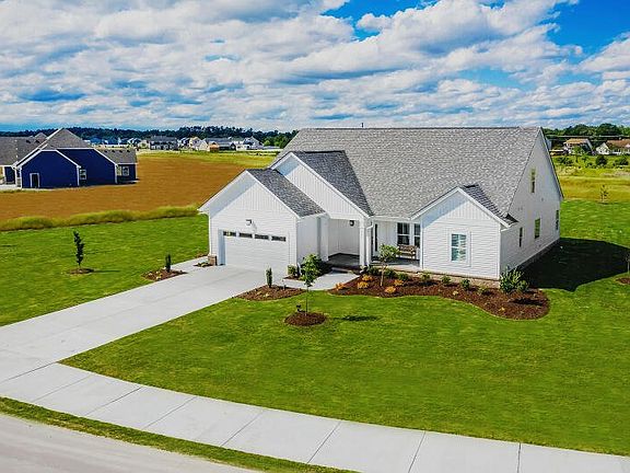 These photos are representative of this floor plan, but all options may not be available in every co