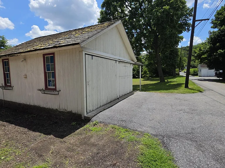 Detached garage