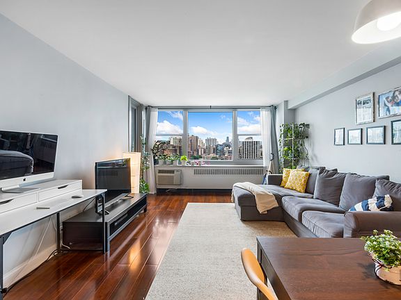 5th image of 555 W Cornelia Ave APT 1812