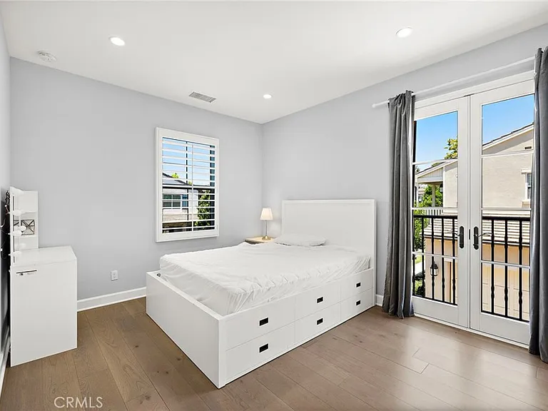 72 Henson — Photo 18