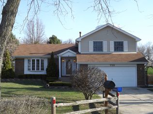 710 Brentwood Ct, Algonquin, IL 60102
