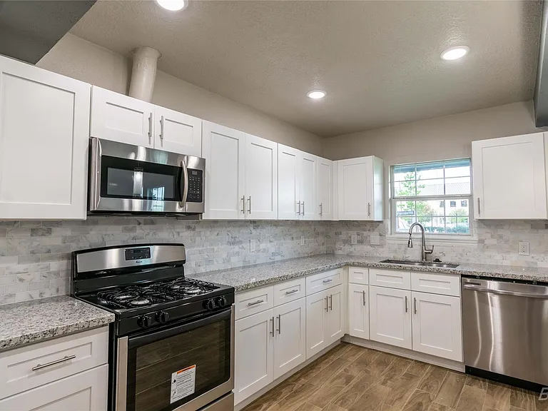 3818 Blodgett St — Photo 32