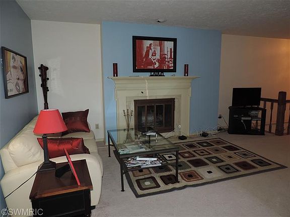 3rd image of 2574 Stratford Dr