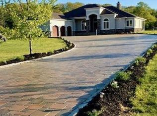 237 Casino Dr, Farmingdale, NJ