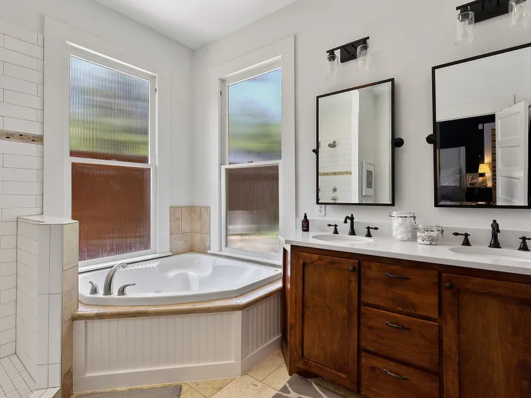 829 N Madison Ave — Photo 26
