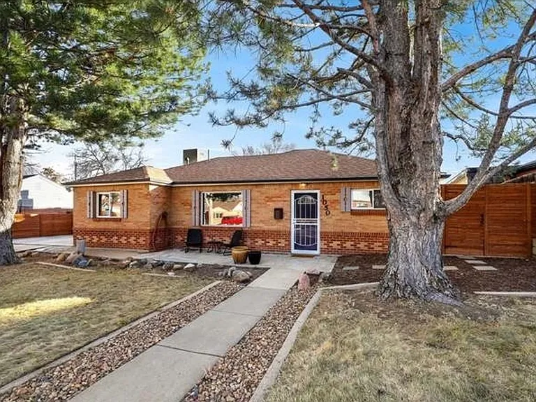 1050 Locust Pl — Photo 2