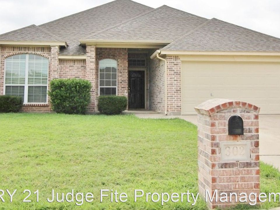 1st image of 302 Aspen Ct W