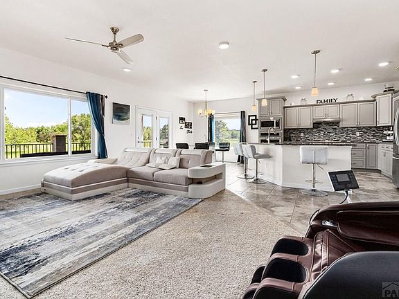 3rd image of 7 N Parkway Way