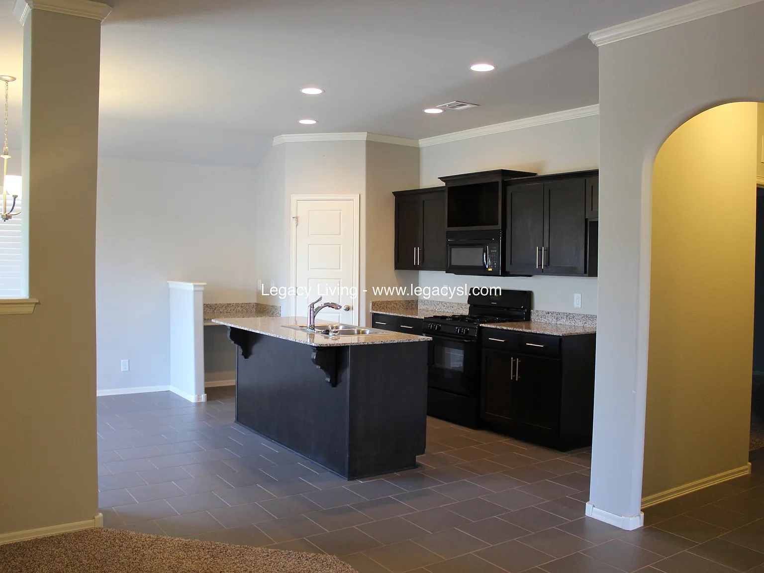 14603 E 111th Ct N - Newer 4/2/2 in Lake Valley, Owasso. Tons of Community Amenities! — Photo 3