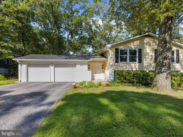 220 Falcon Dr, Pasadena, MD 21122