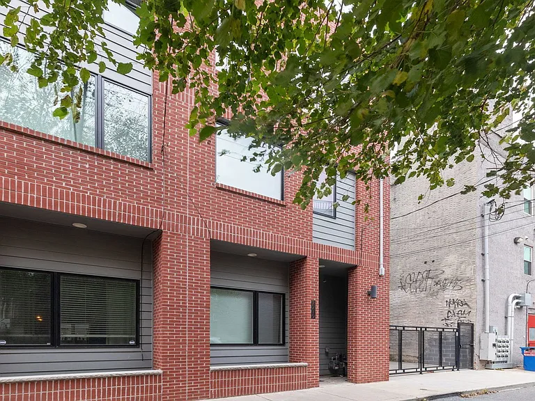 2219 N Hope St — Photo 2