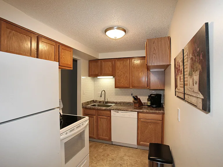 Woodview Commons Apartments — Photo 6