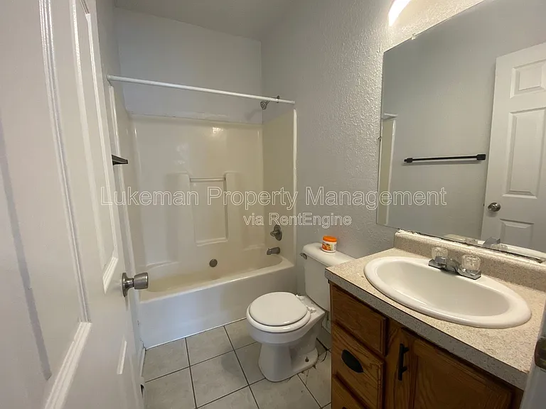 421 Oak St #1 — Photo 10