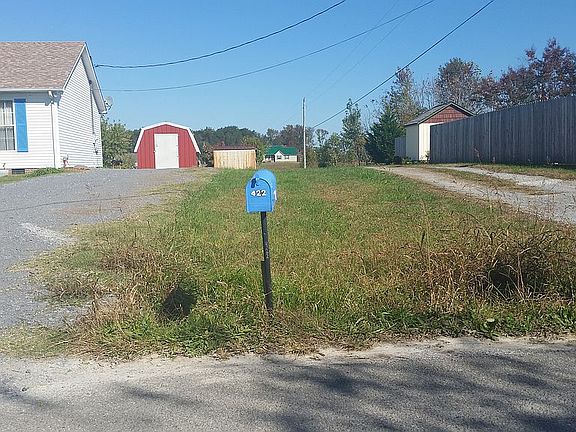 Look 4 this mailbox & red sh