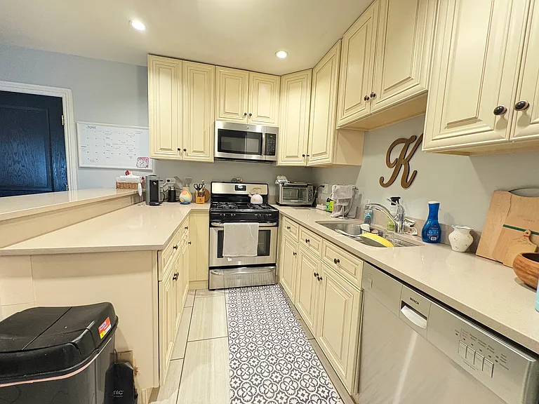 2852 N Southport Ave #2M — Photo 1