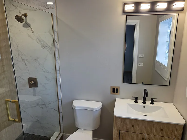 Bathroom 2 (Master Bathroom)