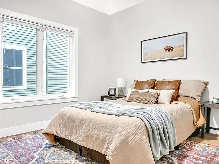 1112 N Woodburn Ave — Photo 14