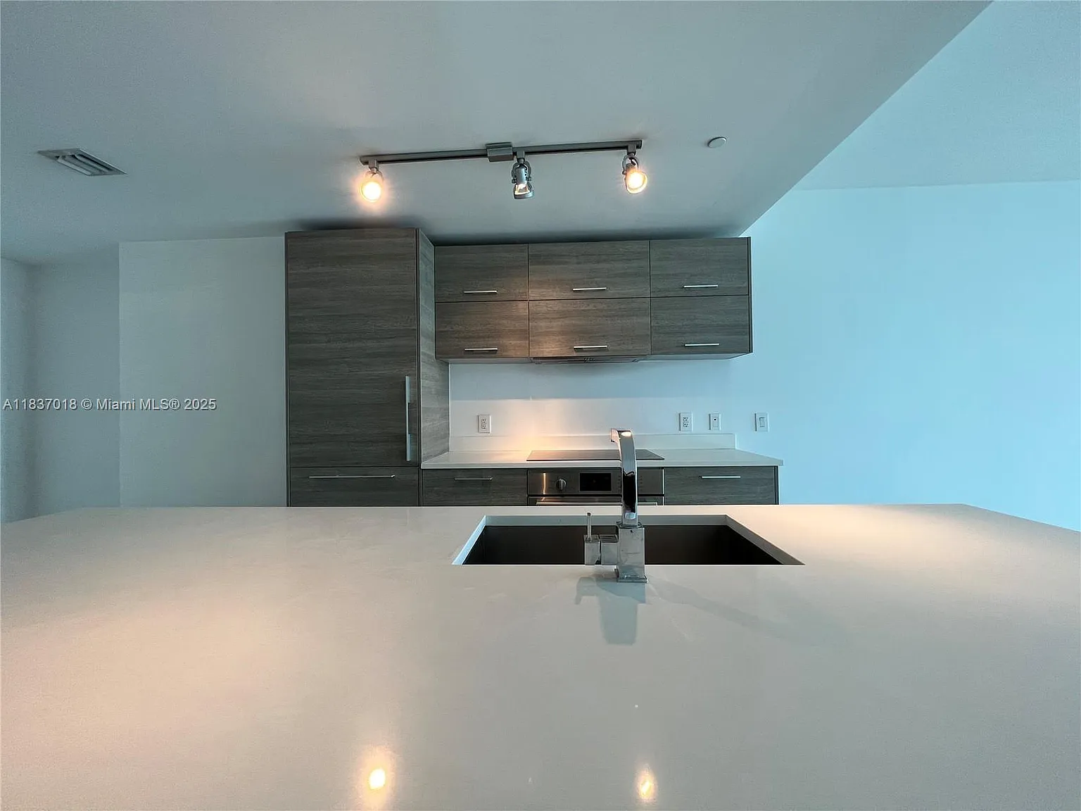2 bed, 1067 sqft, $5,800 — Photo 2
