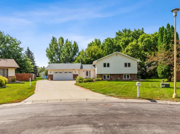 28 Birch Ln S, Fargo, ND 58103