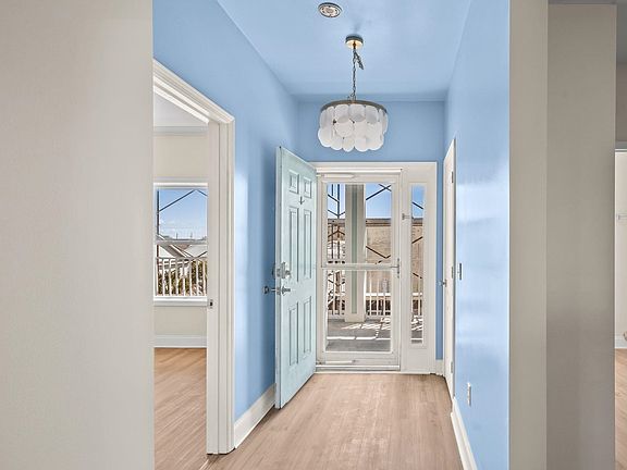 4th image of 408 24th Ave. N #202