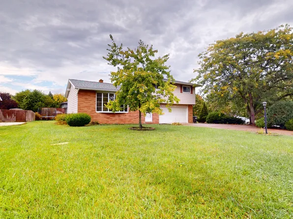 1064 Blueberry Hill Dr, Brunswick, OH 44212