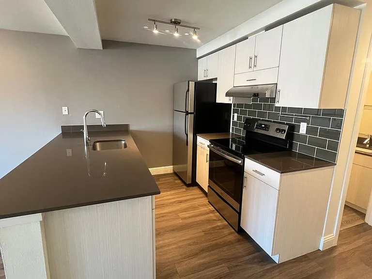 Cameron Apartments — Photo 18