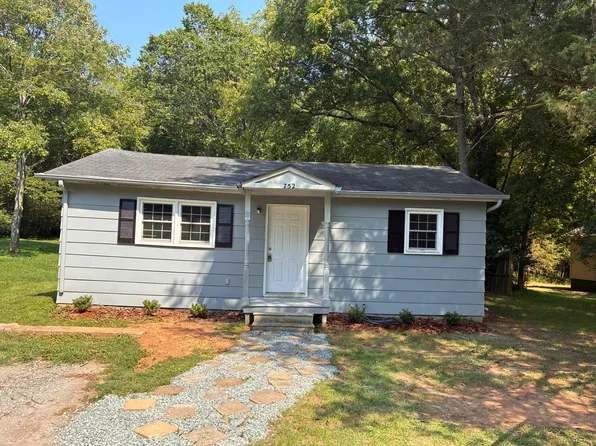 752 Hillsboro St, Pittsboro, NC 27312