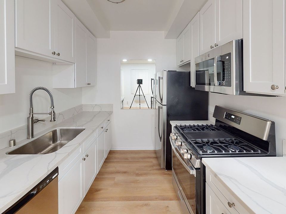 1st image of 337 N Palm Dr #3