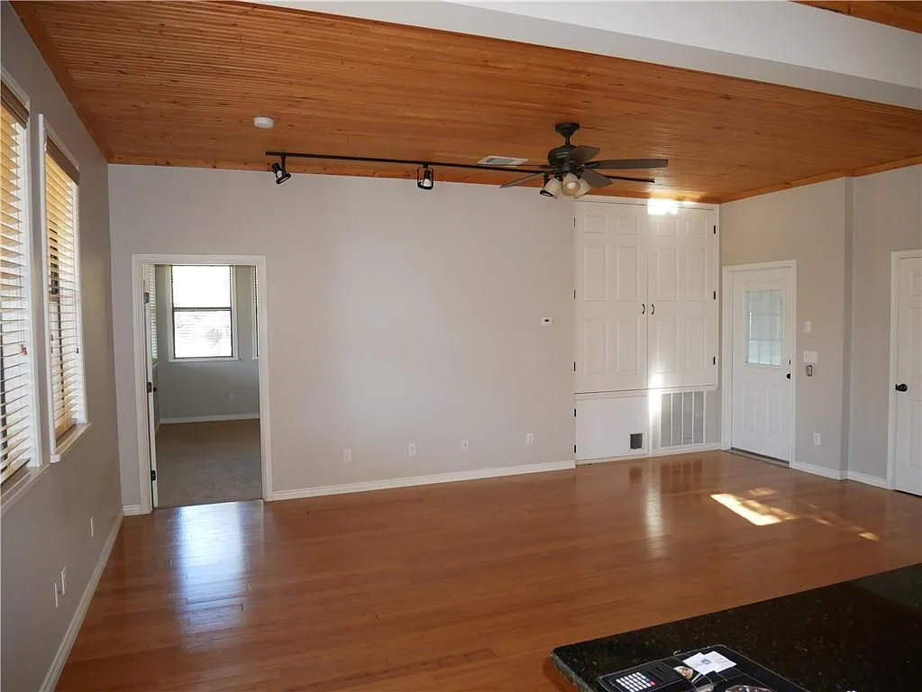 2 bed, 2.0 bath, 1307 sqft, $1,950 — Photo 3
