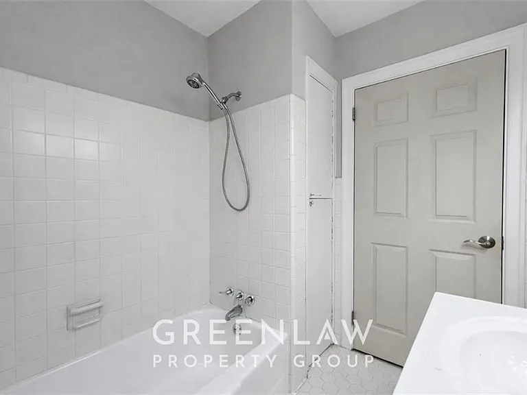 1944 Lyle Ave — Photo 16