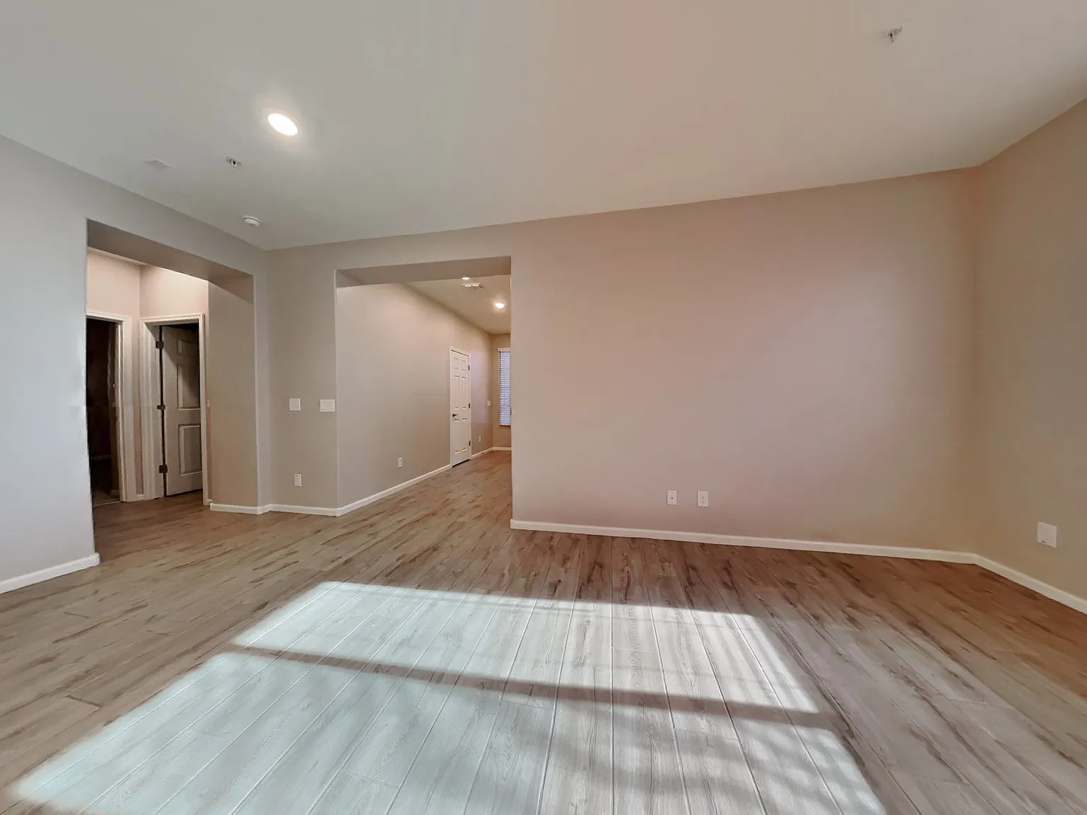 3 bed, 3.0 bath, 2028 sqft, $2,135 — Photo 2