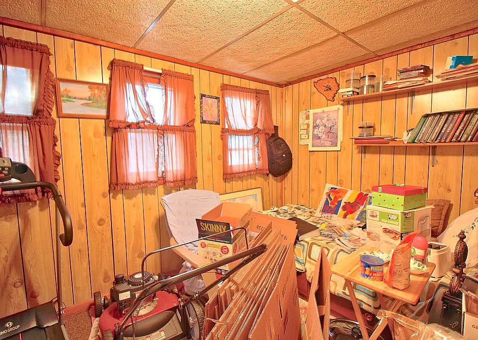 Bonus room/office.
