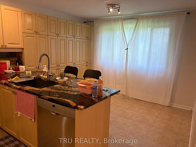 49 Farm Gate Cres — Photo 4
