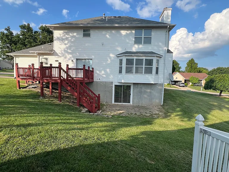 1862 Summitview Dr — Photo 2