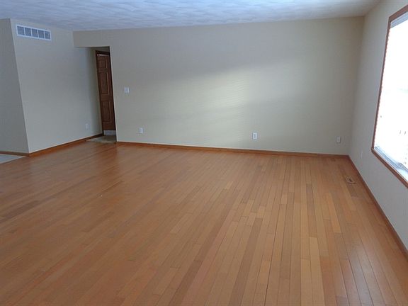 3rd image of 3063 Derbyshire Dr
